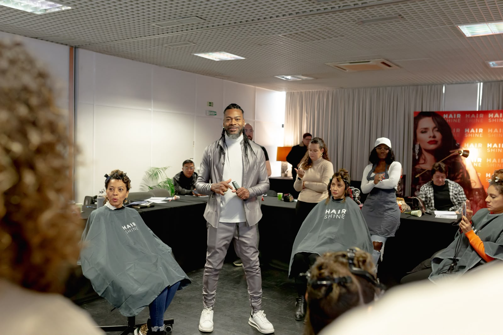 Wilson Farias conduzindo aula da Formação MDC em sala com alunos